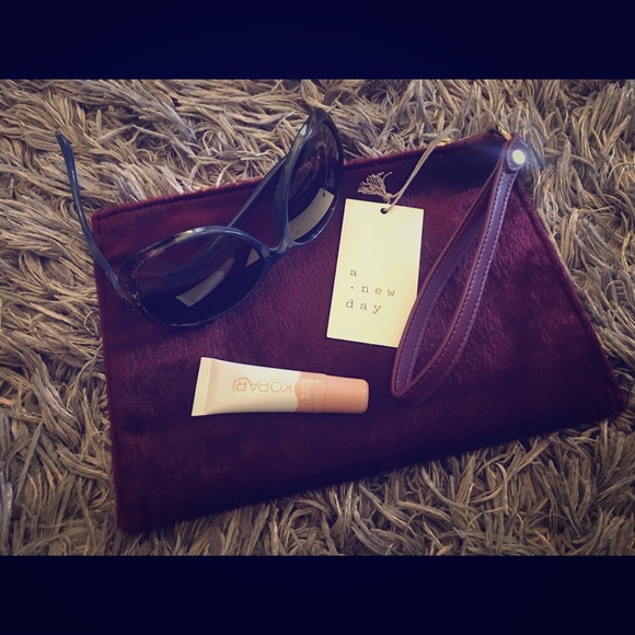 🌹A NEW DAY Wristlet Pouch in Scarlet Mystery NWT - Picture 3 of 7
